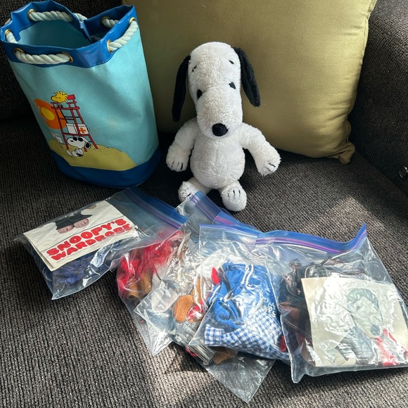 Snoopy | 1950s plush with 5 outfits and carrying case collectible - Picture 2 of 15